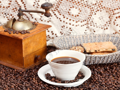 咖啡和烤豆配有复式木制手工磨粉饼干露天工作餐巾图片