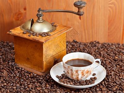 咖啡和烤豆加原木手工磨粉图片