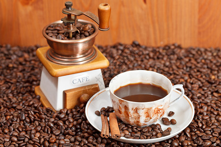 咖啡和烤豆配有青铜手工磨粉和肉桂高清图片