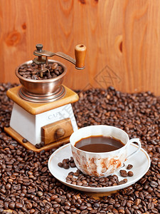 咖啡和烤豆加旧铜手工制磨机图片