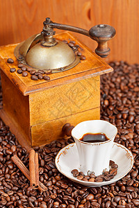 小型咖啡和烤豆小杯配有硬木手工研磨机肉桂图片
