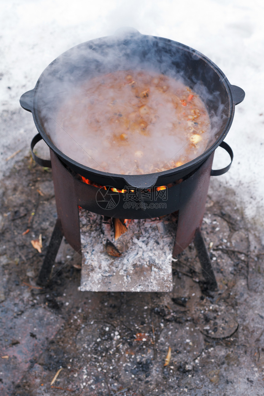 冬季在流动烤肉室外野用锅炉煮食物图片