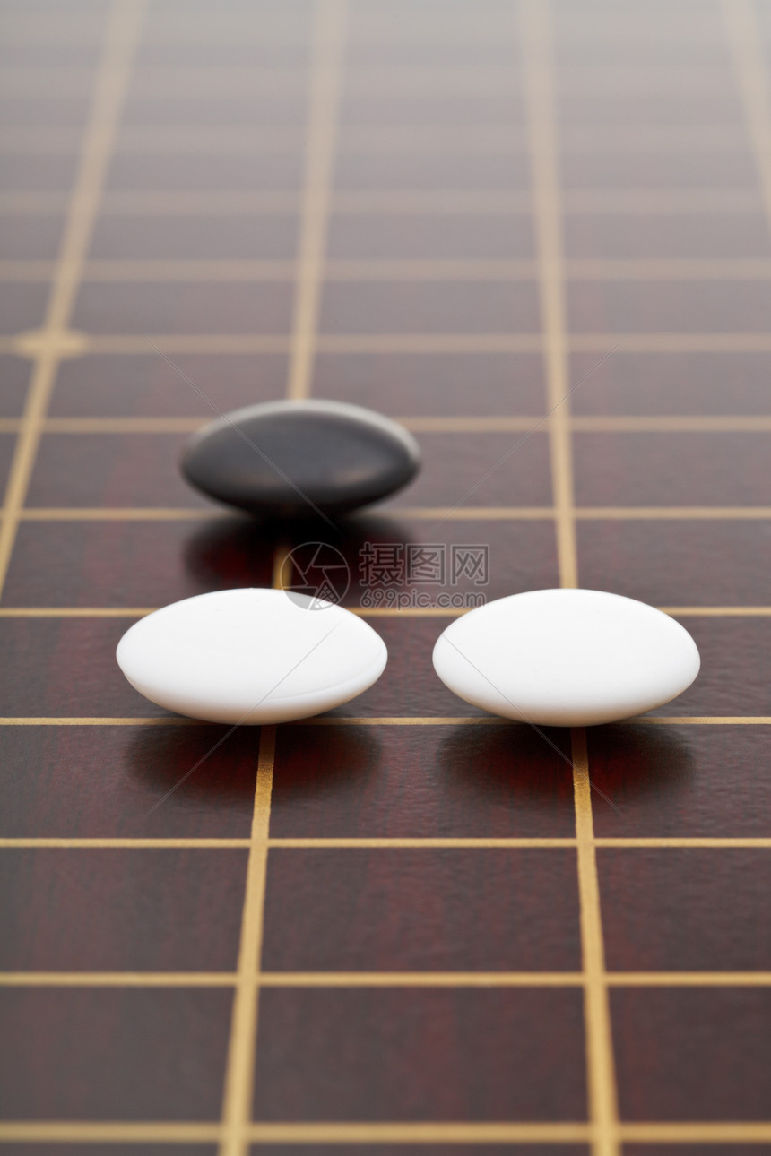 在木板上玩游戏时三块石头关闭木板图片