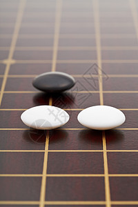 在木板上玩游戏时三块石头关闭木板图片