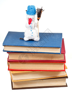 白色背景上隔绝的书本感觉柔软的玩具雪人图片