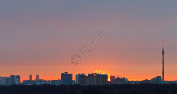 清晨的粉红色黎明春天清晨的城市图片