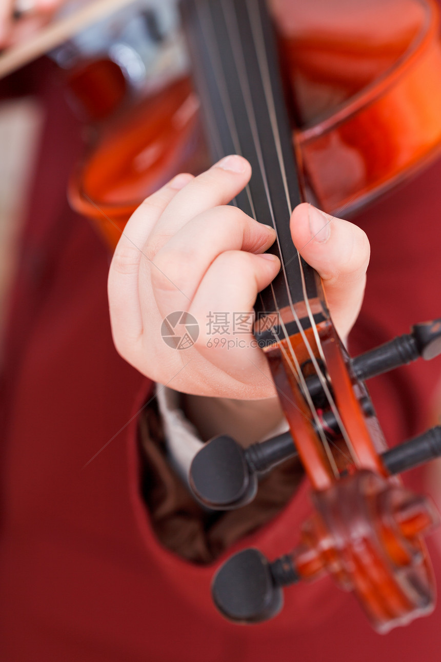 玩小提琴的女孩手指板上和弦图片