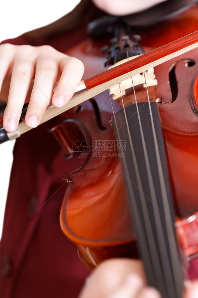 在小提琴上拉的女孩子鞠躬紧地关上孤立的白色背景图片