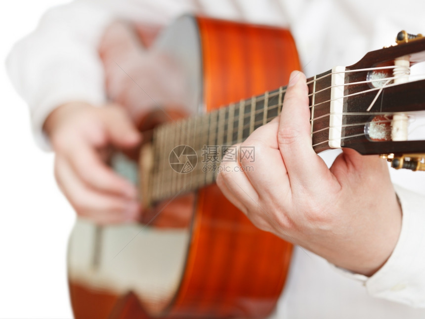 男人玩古典吉他关闭隔离在白色背景上图片