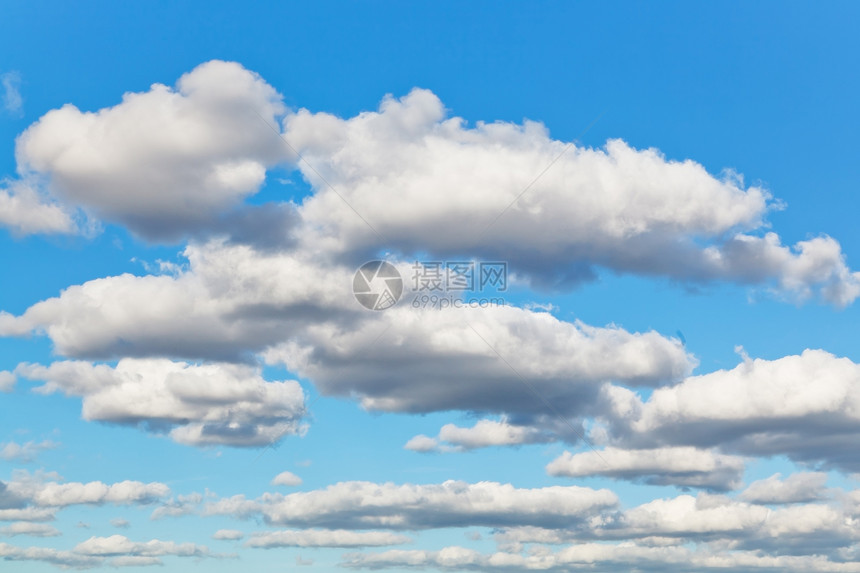 春天下午蓝空中的白云和灰图片