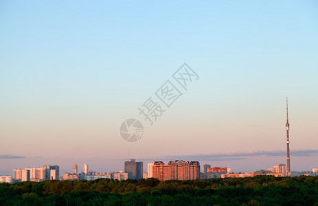 奥斯坦金斯卡娅蓝天的粉色日落城市住宅和电视塔上春天的背景