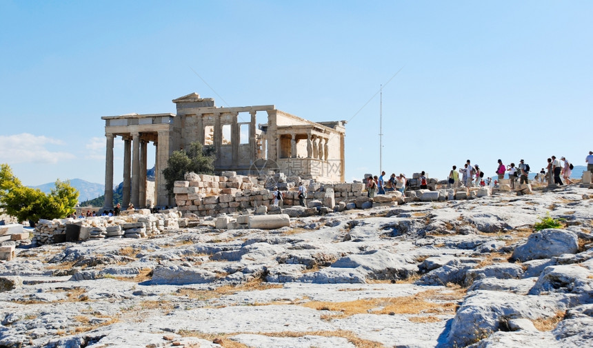 在希腊雅典卡亚季德省Porch附近历史悠久的Acropolis山丘上的许多游客图片