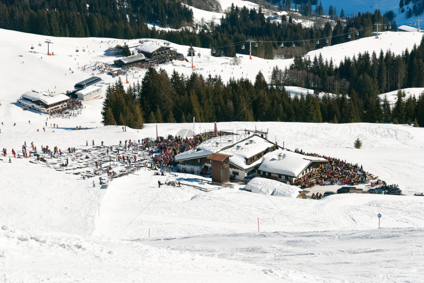 奥地利SaalbachHinterglemm地区山餐馆和下坡滑雪图片