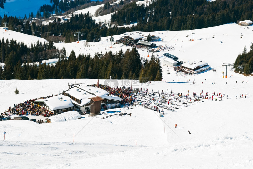 奥地利SaalbachHinterglemm地区山村和下坡滑雪图片