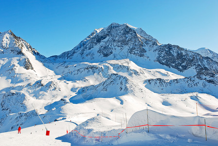 文京区法国莱斯科蒙查文帕拉迪斯基地区雪坡上的下坡滑雪道背景