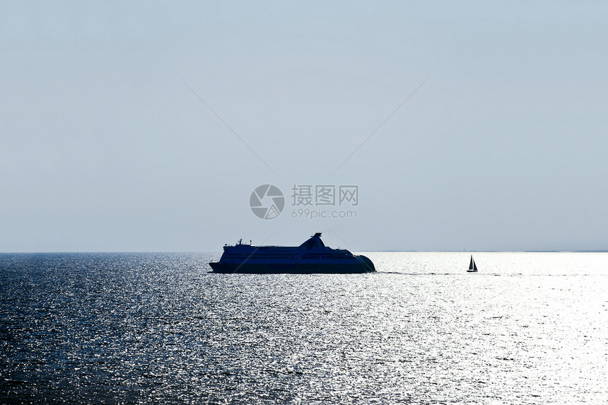 穿蓝色黄昏的波罗海内班轮和船只图片