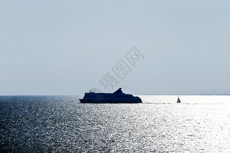 穿蓝色黄昏的波罗海内班轮和船只图片