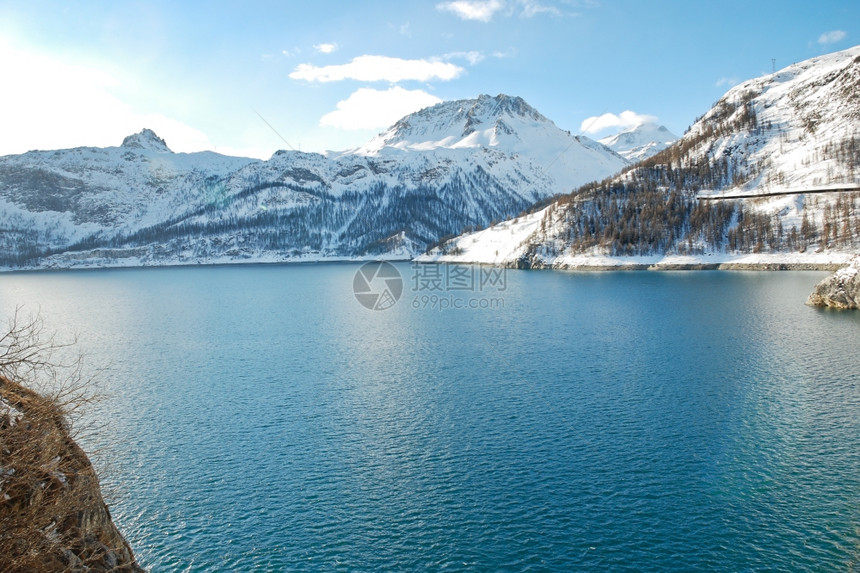 法国帕拉迪斯基滑雪区塔伦提西谷LacduChevril山湖冬季法国帕拉迪斯基滑雪区图片