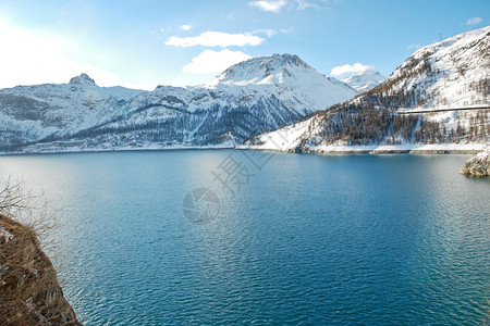 法国帕拉迪斯基滑雪区塔伦提西谷LacduChevril山湖冬季法国帕拉迪斯基滑雪区图片