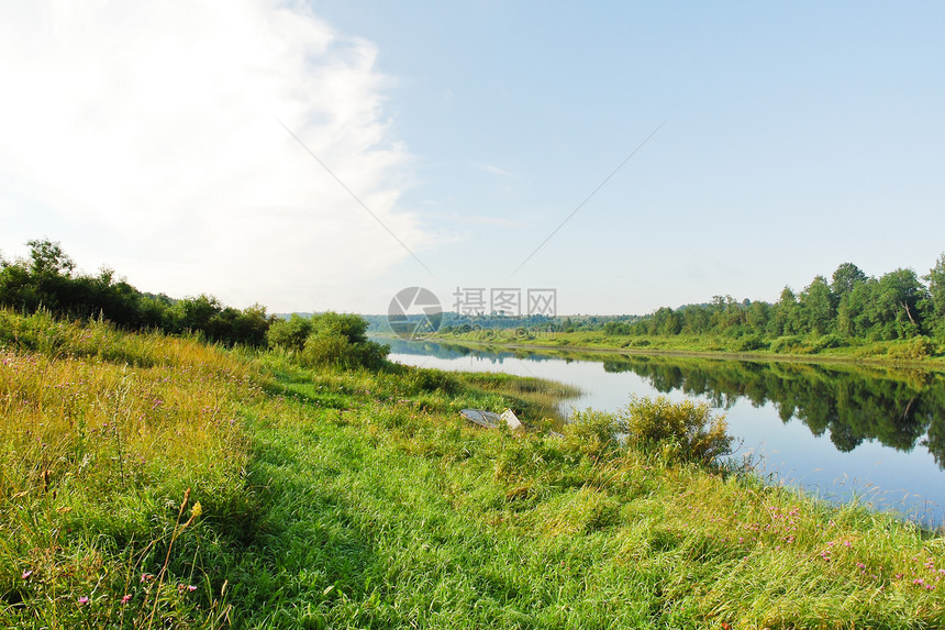 俄罗斯夏日小河绿边图片
