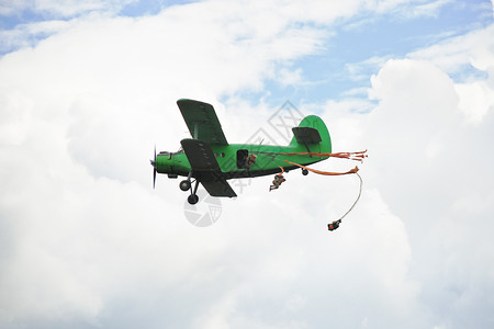 小型绿色飞机驾驶员跳伞图片