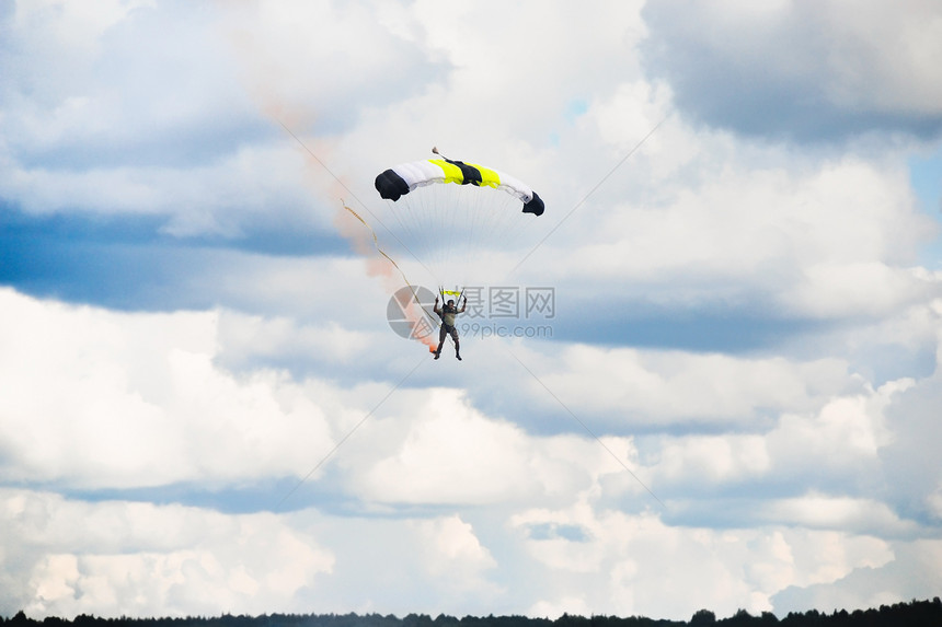 跳伞后降落的男子天空背景多云图片