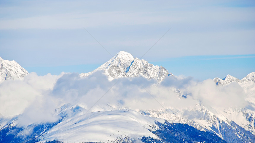 意大利多洛米特州ValCoardana的雪覆盖山峰图片
