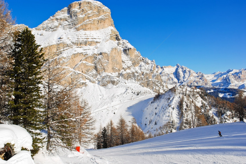 意大利ValCoardana的多洛米山脉滑雪和斜坡图片