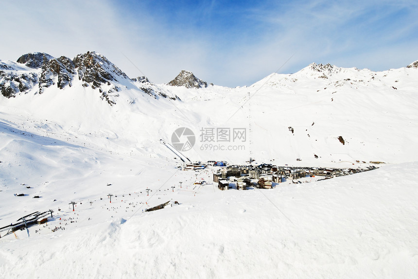 法国帕拉迪斯基地区雪山之间Tighnes镇风景图ValdIsereTignes图片