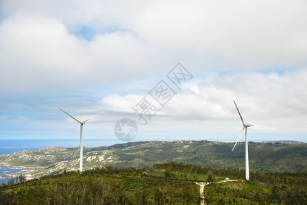 西班牙加利亚州科斯塔达莫尔特州维兰角的风力涡轮机高清图片