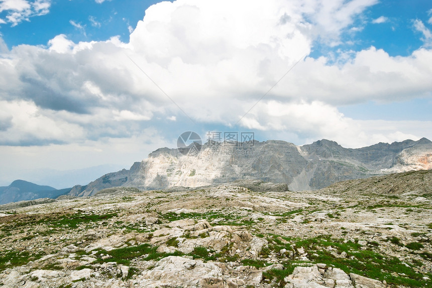 夏季意大利瓦尔加迪纳地区白云岩山脉中的石谷图片