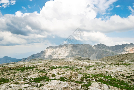 夏季意大利瓦尔加迪纳地区白云岩山脉中的石谷图片