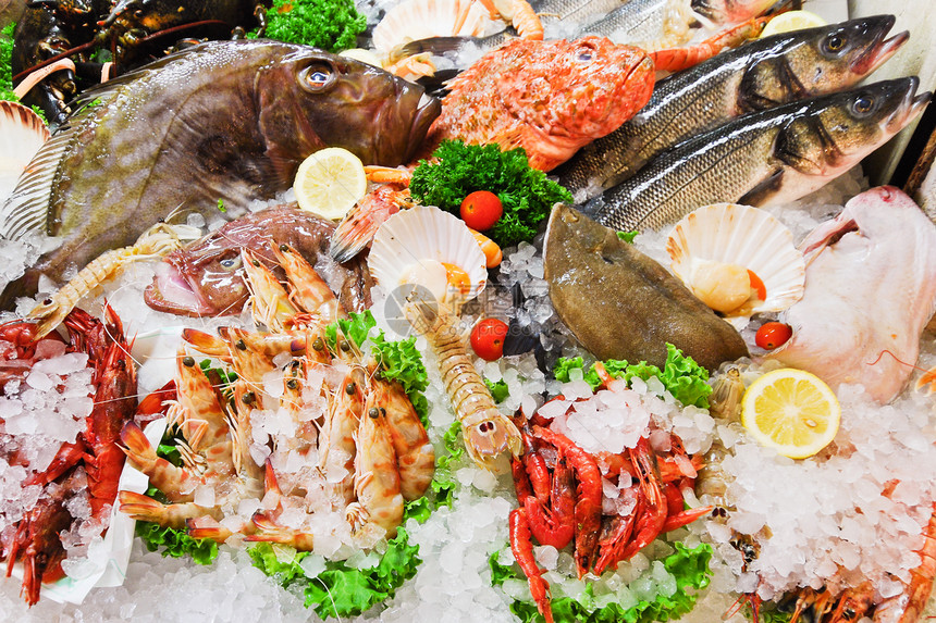 意大利街头市场冰块中的生鱼和海产食品图片