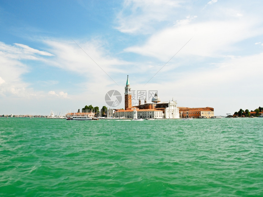 与意大利圣乔治马吉奥雷岛在威尼斯市的天际线图片