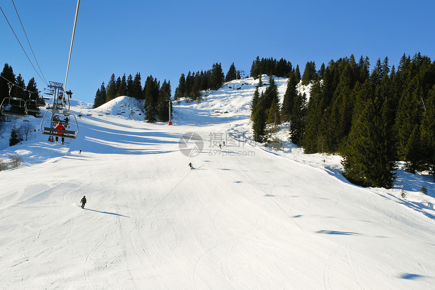 法国摩尔津阿沃里亚兹太阳港地区山雪坡上的滑和摩尔津阿沃里亚斯图片