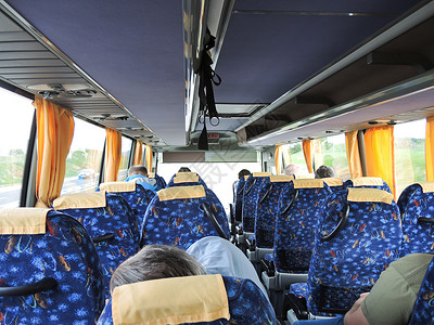 欧洲大客车旅游期间乘坐公共汽车的游客背景图片