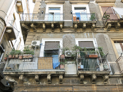 意大利西里卡塔尼亚市中心一幢公寓大楼的外表图片