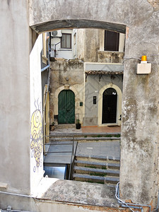 意大利西里卡塔尼亚市Catania市中心一栋公寓楼的石块院子图片