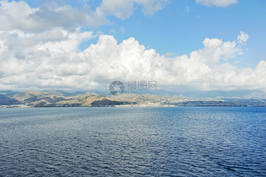 夏日意大利从墨西拿海峡离开意大利海岸的卡拉布里亚图片