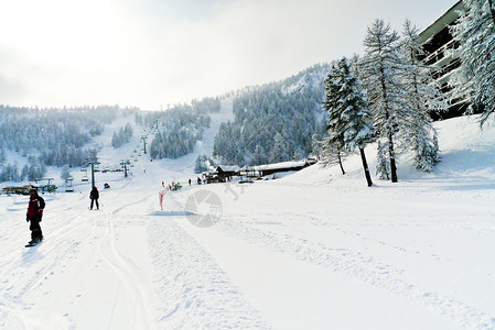 滑雪场赛斯特里尔村滑雪道在滑雪区通过Lattea银河意大利图片