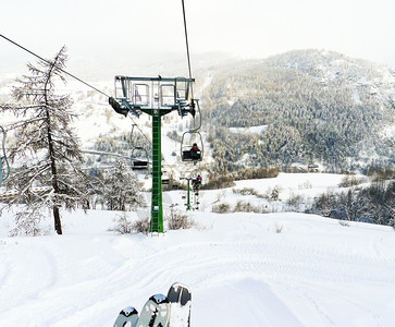 意大利塞斯特里尔Lattea银河滑雪区滑雪缆车图片