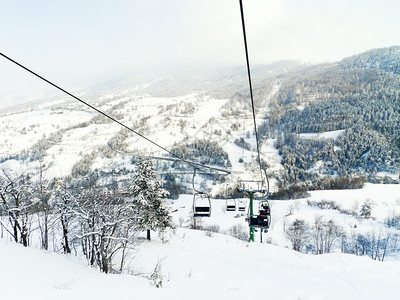 索道滑雪电梯在滑雪区通过Lattea银河塞斯特里尔意大利图片