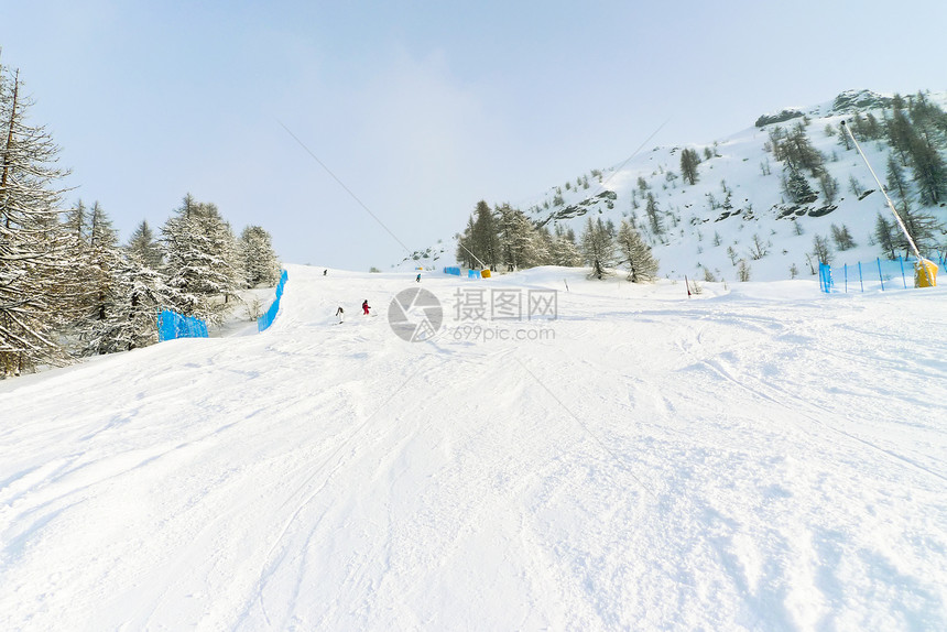 意大利塞斯特里尔Lattea银河滑雪区雪山滑雪道图片