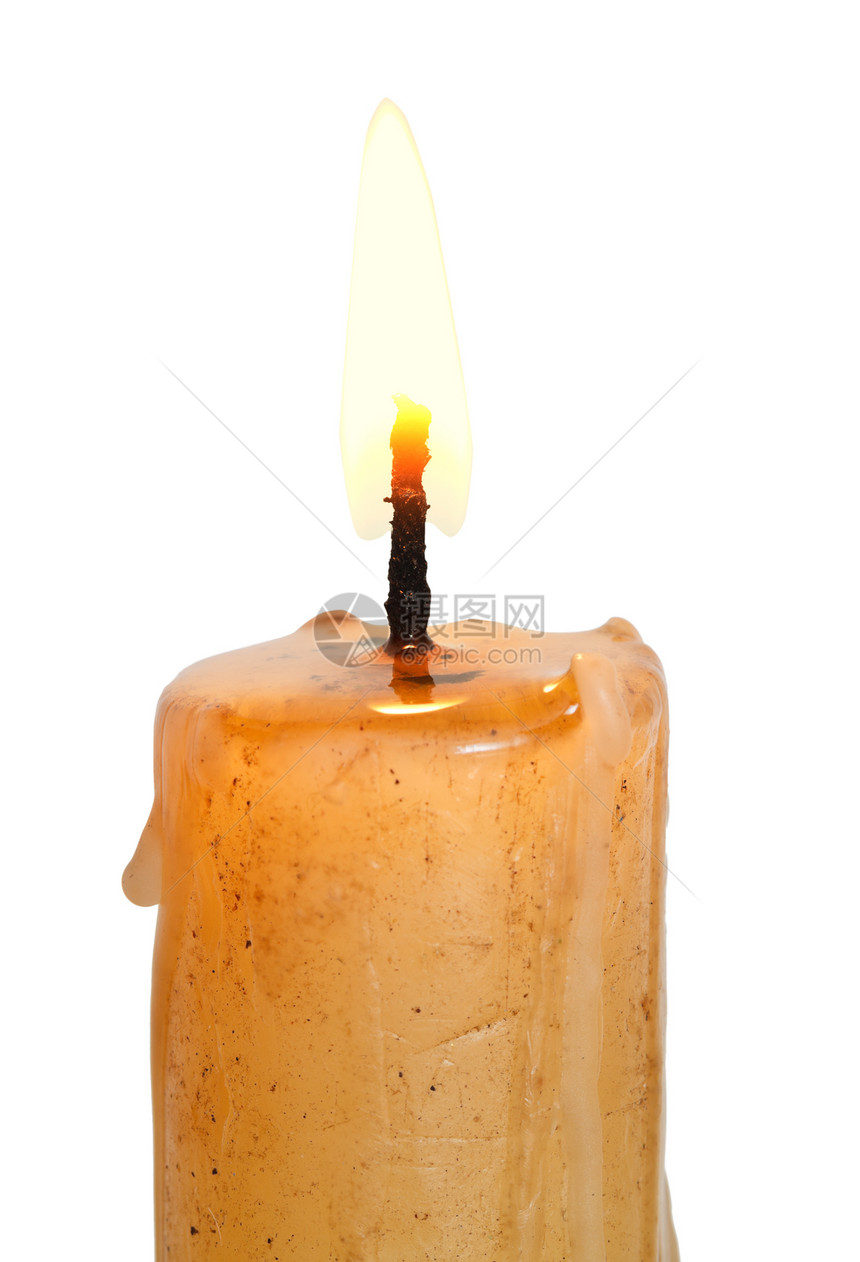 点燃蜡烛的火焰关闭白色背景的隔离图片