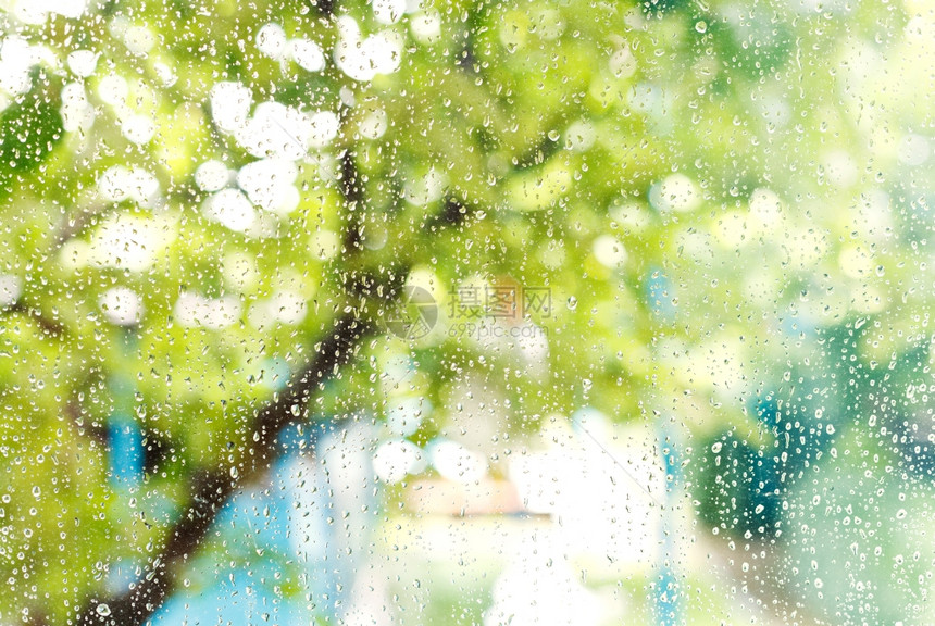 夏季雨后有滴的湿家庭窗口图片