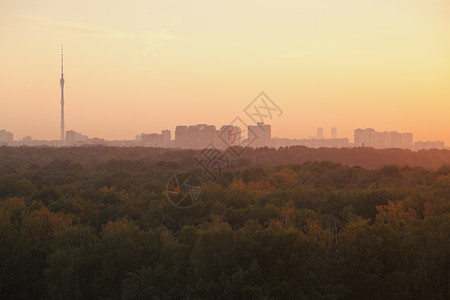 电视塔和城市住宅夏季黄日出清晨莫斯科图片
