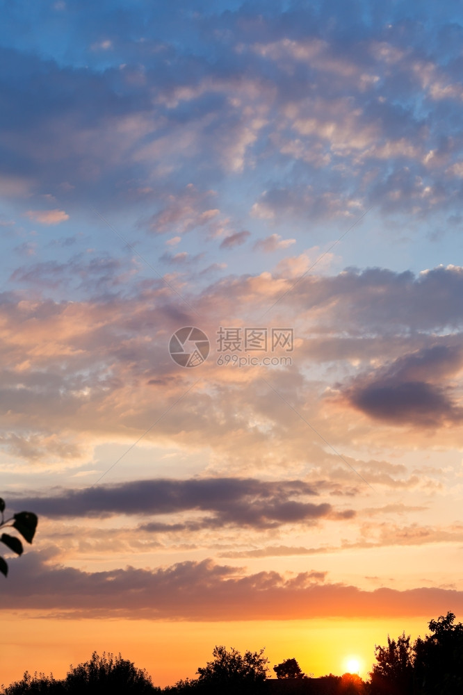 夏日落时太阳最后的光束图片