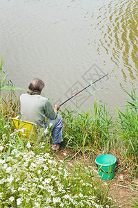 渔民在俄罗斯库巴河岸钓到一条鱼图片