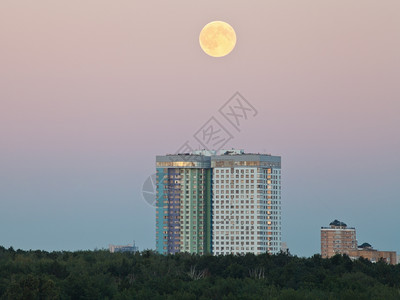 夜月满夏天空在城市住宅上图片