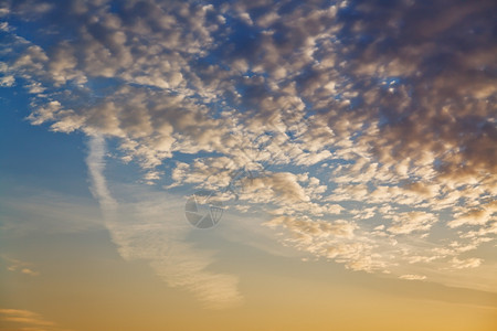 清晨黄蓝日落天空中许多小云图片